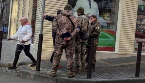 У Харкові повідомили про мобілізацію волонтера Руслана Омарова після затримання в Індустріальному ТЦК
