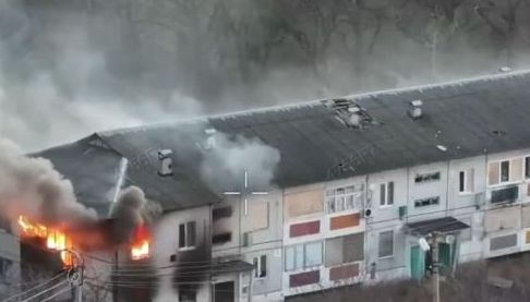 Атака FPV-дронів на Харківщині: пожежа у двоповерхівці
