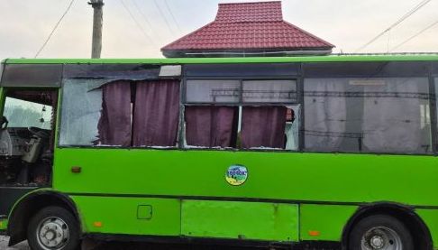 Обстріл автобуса в Золочеві: Пошкодження рейсового транспорту