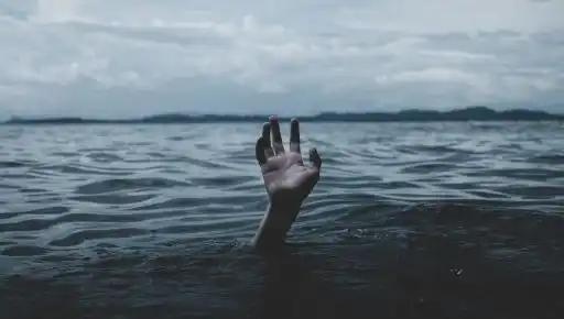 Трагічна знахідка у Харкові: у водоймі в районі ХТЗ водолази витягли тіло людини