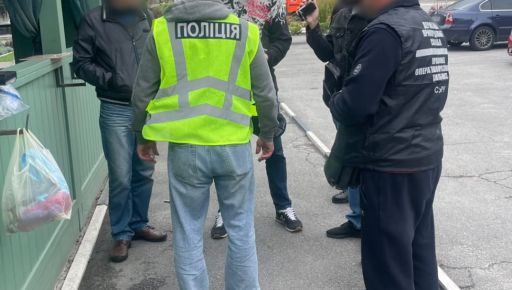 У Харкові затримали чоловіка за вимагання 3000 доларів за посвідку на проживання