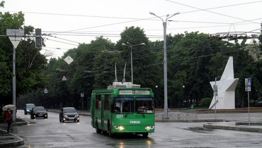 У Харкові чоловік розбив палицею скло тролейбуса через конфлікт з водієм: яке покарання призначив суд
