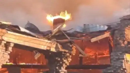 Наслідки ворожого обстрілу Золочева: знищено будівлю колишньої райадміністрації