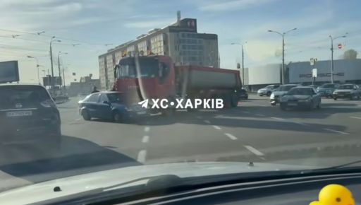У Харкові сталася дорожньо-транспортна пригода за участю вантажної та легкової машин